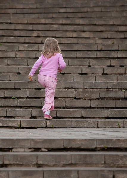 Girl walking upstairs — Stock Photo, Image