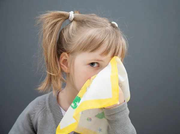 Weinig meisje bedrijf zakdoek — Stockfoto