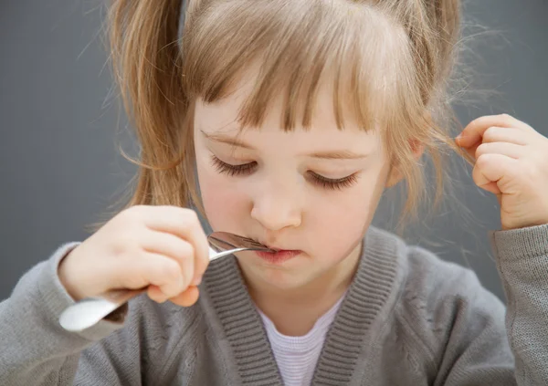 Söt liten Tjej äter — Stockfoto