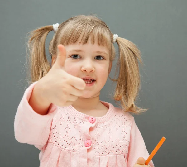 Маленька дівчинка показує великий палець вгору — стокове фото