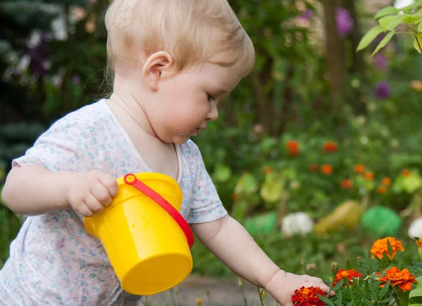 Guapa niña jugando — Foto de Stock