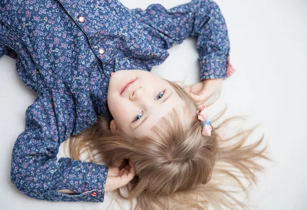 Sevimli küçük bir kız portresi — Stok fotoğraf