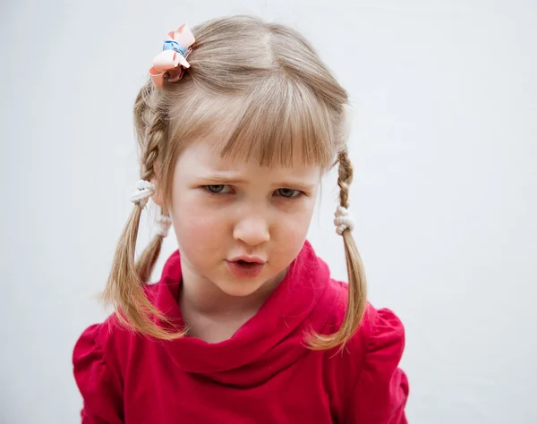 Retrato de una niña frunciendo el ceño — Foto de Stock