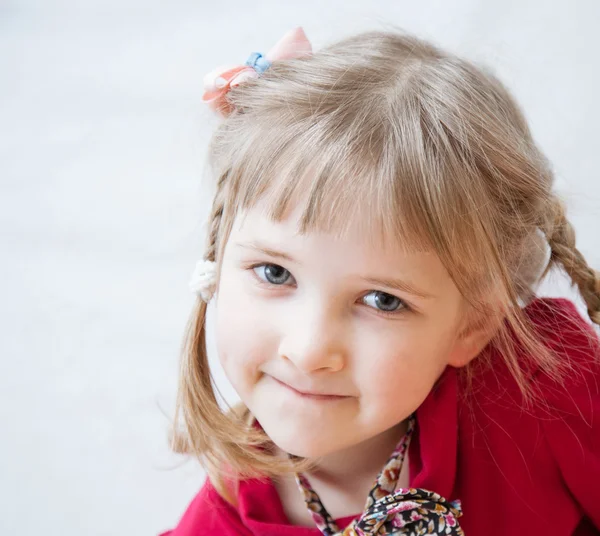 Retrato de cerca de una niña sonriente — Foto de Stock