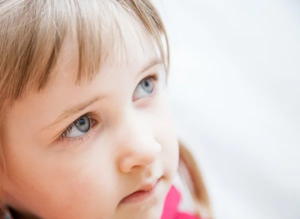 Portrait rapproché d'une petite fille levant les yeux — Photo