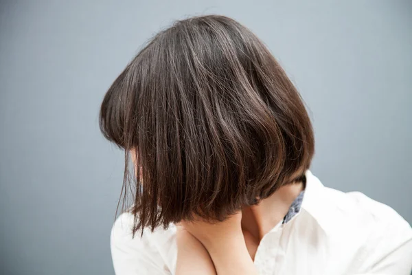 Mujer joven desanimada escondiendo su cara — Foto de Stock