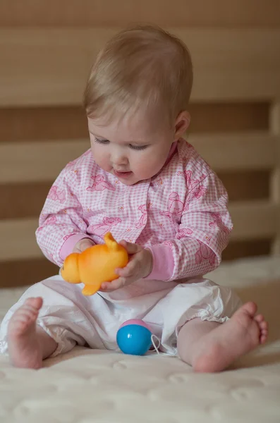 Glücklich Baby Mädchen spielt mit einem Spielzeug — Stockfoto