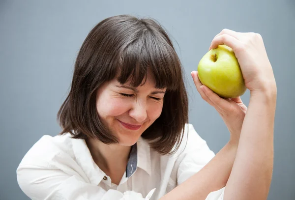 Красива дівчина тримає зелене яблуко — стокове фото