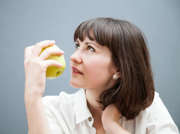 녹색 사과 들고 아름 다운 여자 — 스톡 사진