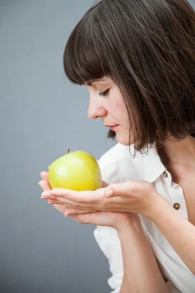 Mooi meisje houdt van een groene appel — Stockfoto