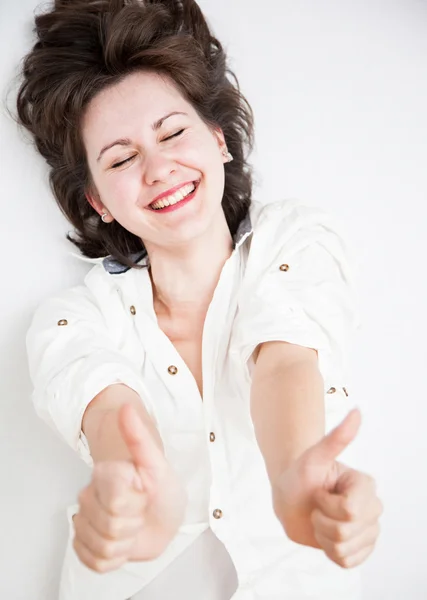 Chica riendo y mostrando el pulgar hacia arriba — Foto de Stock