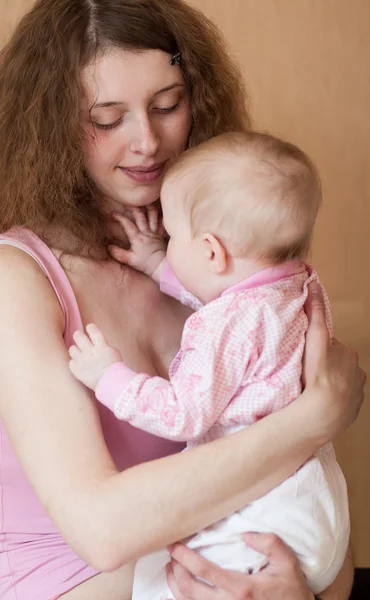 Boldog fiatal Anya gyermekével — Stock Fotó