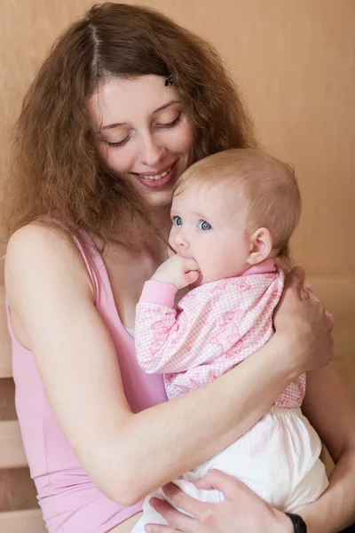 Glad ung mamma håller hennes baby — Stockfoto