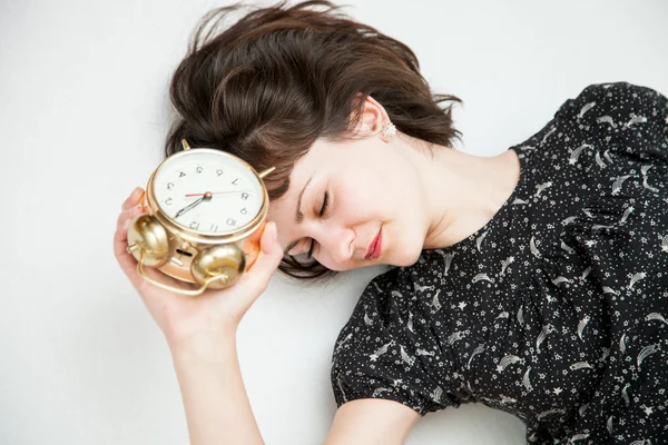 Жінка спить з будильником — стокове фото