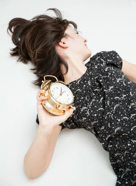 Vrouw slapen met een wekker — Stockfoto