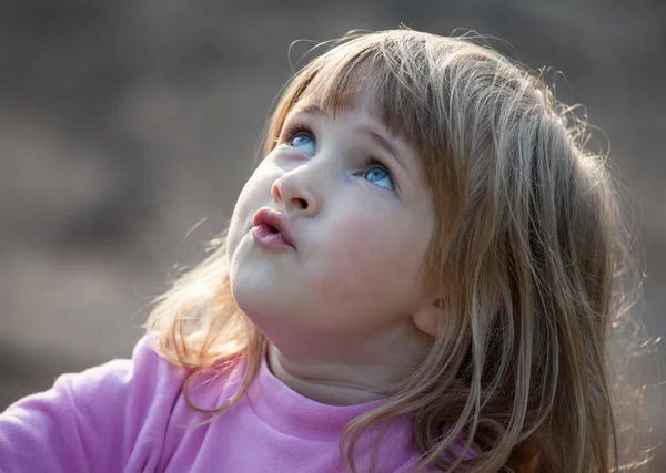 Schattig klein meisje — Stockfoto