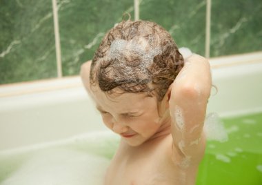 Sevimli küçük kız banyo vardır