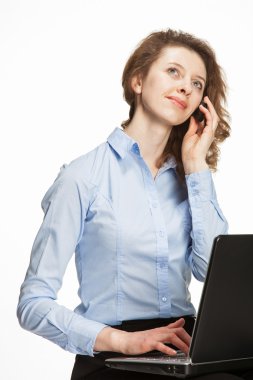 kadının cep telefonu ve laptop ile