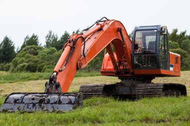 Bir sahada çalışan Ekskavatör