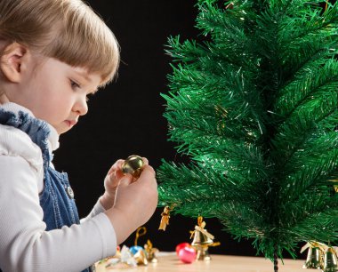 küçük kız Noel ağacı süsle