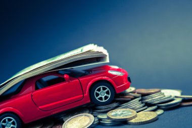 Birçok doolars taşıyan küçük araba