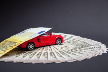 Bir euro banknot taşıyan küçük araba