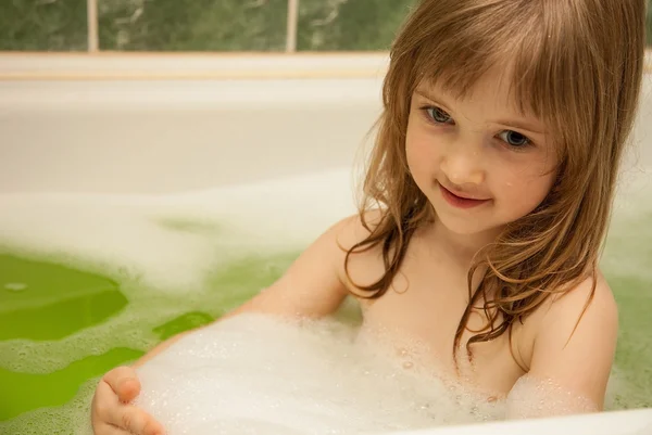 Okouzlující holčička má koupel — Stock fotografie