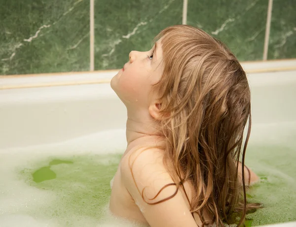 Affascinante bambina ha un bagno — Foto Stock