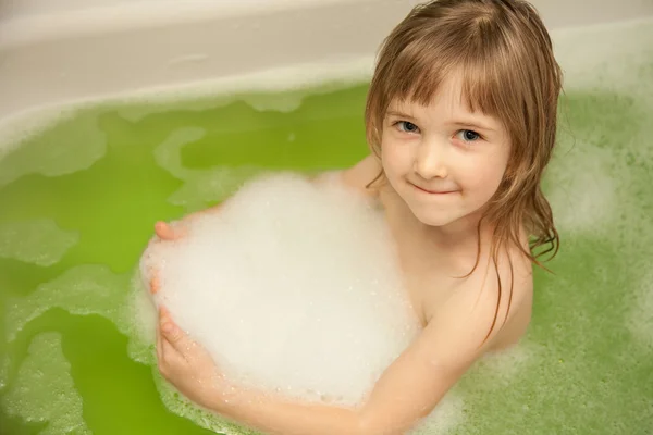 Encantadora menina tem um banho — Fotografia de Stock