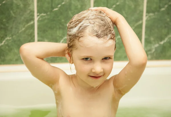 Sevimli küçük kız banyo vardır — Stok fotoğraf