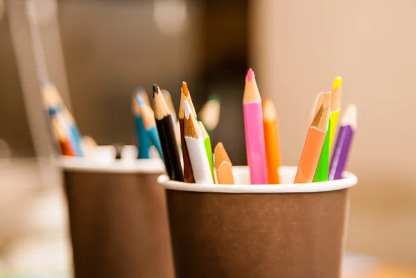 Vele kleurrijke potloden — Stockfoto