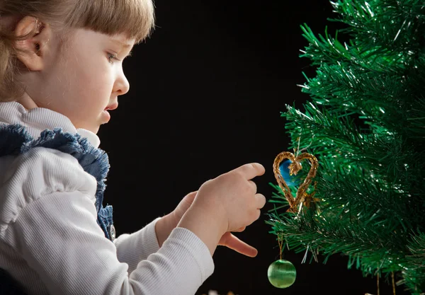 Petite fille décore le sapin de Noël — Photo