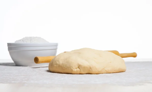 Dough and flour in a plate — Stock Photo, Image