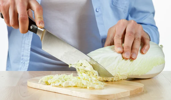 Woman cutting cabbage — Stock Photo, Image