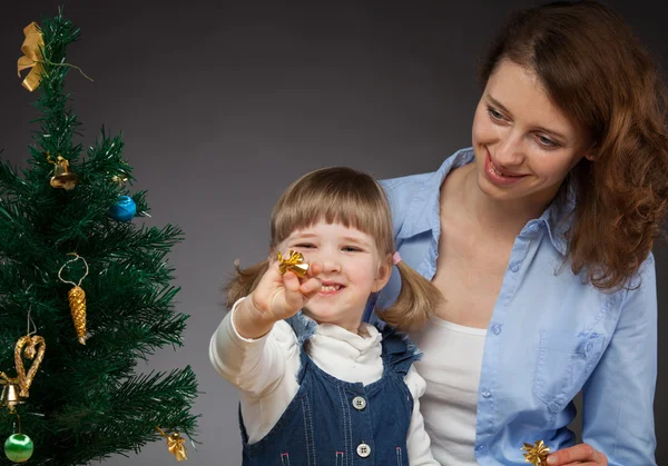 少女と彼女のミイラは、クリスマス ツリーを飾る — ストック写真