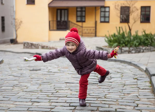 Leende liten flicka promenader — Stockfoto