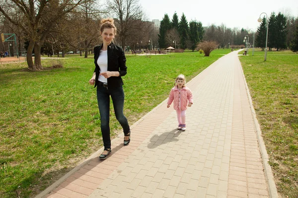 Running young mother and her daughter — Stock Photo, Image