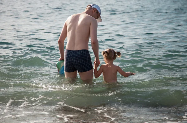 Padre con figlioletta sul mare — Foto Stock