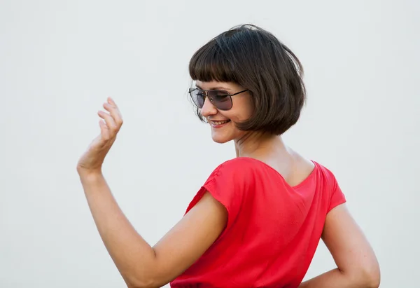 Jonge vrouw in zonnebril dragen — Stockfoto