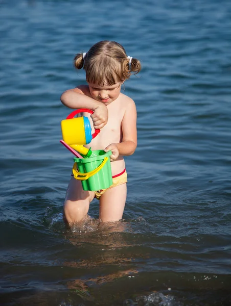 Vacker liten flicka leker med vatten — Stockfoto