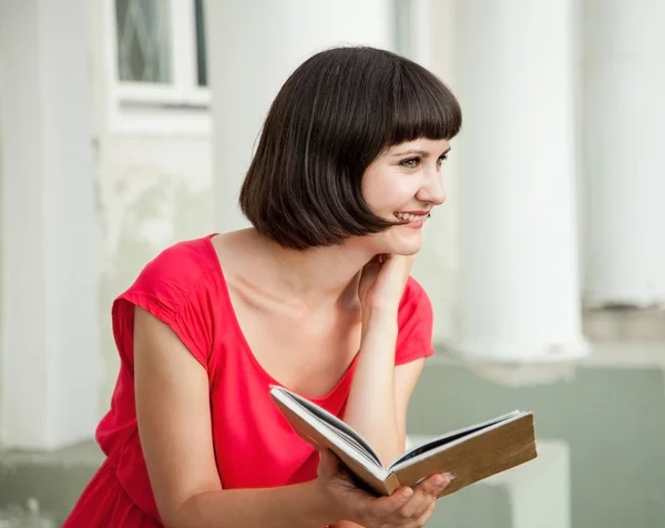 Girl reading a book — Stock Photo, Image