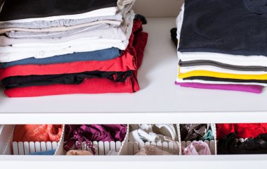 Bir dolap renkli elbise