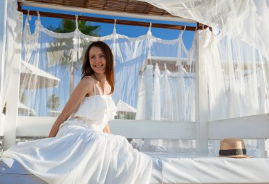 Baldachin altında oturan kız