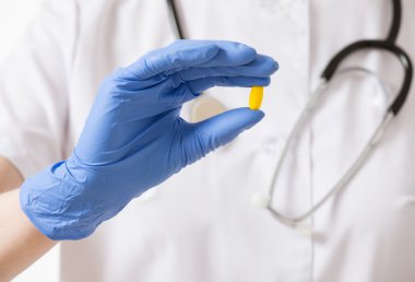  Bir tablet tutan doktor el