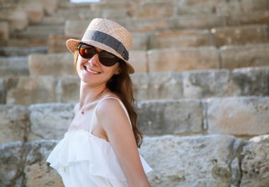 Kadın taş zemin üzerine