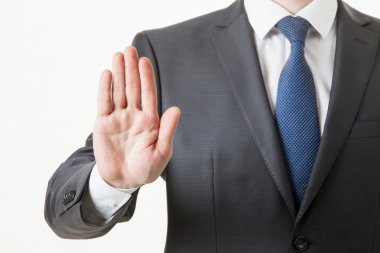 Boş bir palm gösterilen işadamı