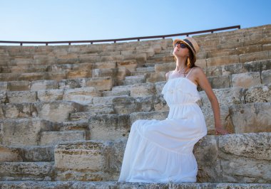 Şapkalı genç kadın.