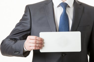 Tanınmayan işadamı bir boş kağıt kartı tutan