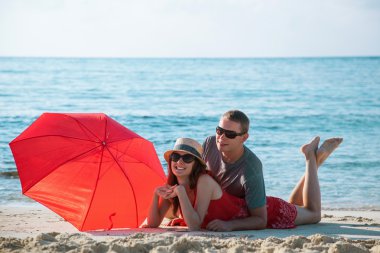 Kumsalda dinlenen çift