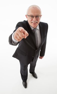 Size gösteren gülümseyen olgun işadamı